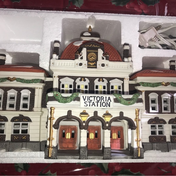 VTG Dept 56 Victoria Station Lighted Train Platform Dickens Village Retired EUC - Picture 2 of 8